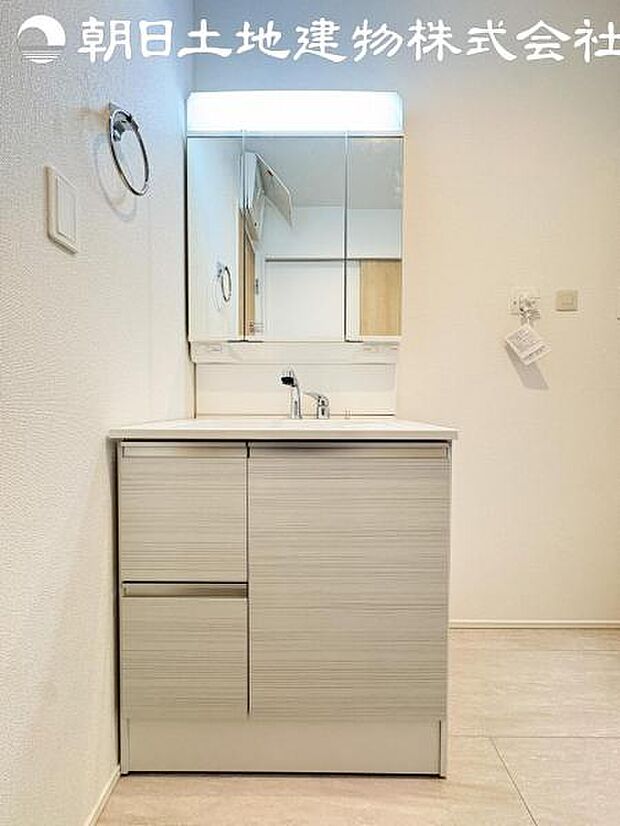 【洗面台】さわやかに気持ちよく1日が始められるように、機能性とデザイン性を両立した洗面化粧台です。