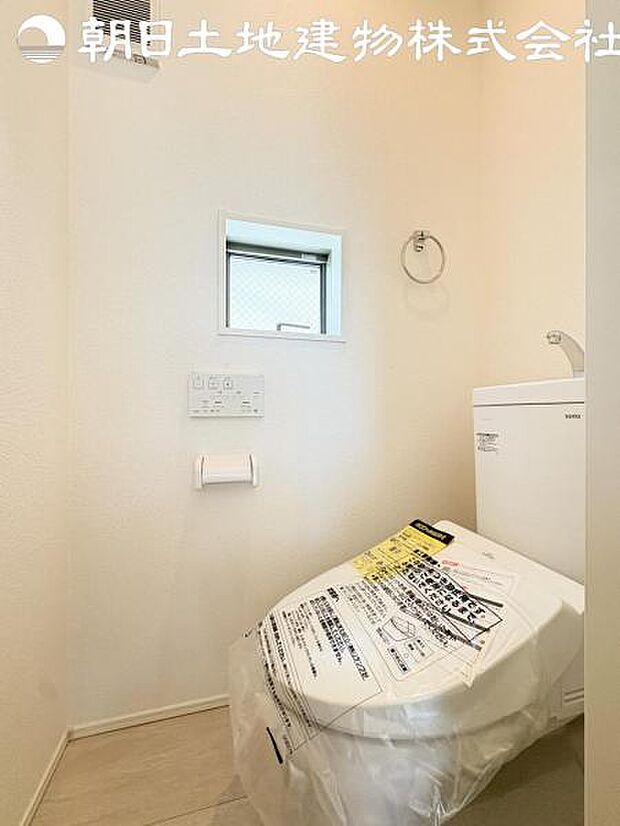 【トイレ】洗浄機能つきのお手洗いは2か所ございます。朝の忙しい時間や来客時に重宝します。