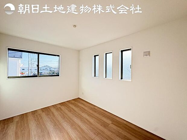 【洋室】2面より光を取り込み明るいお部屋となっております。