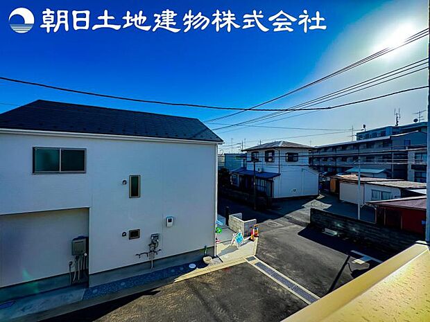 【眺望】低層住宅が建ち並ぶ美しい街並みを一望できる眺め。日当りよく、心地良い風に吹かれてホッと一息ついてください