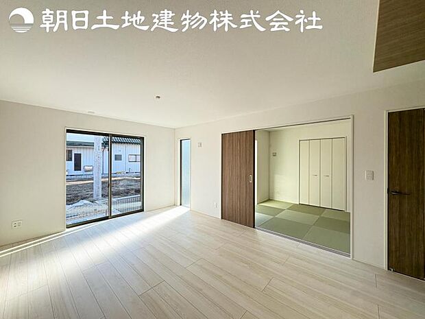 【リビング】開口部からたくさんの採光が望める快適空間となりご家族が集まりやすいリビングです。