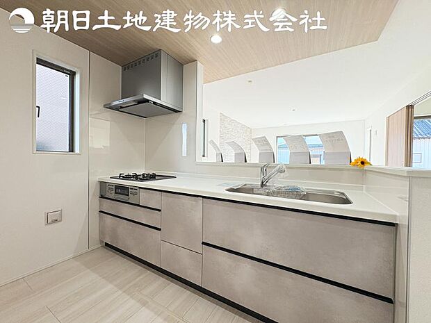 【キッチン】明るく開放感があるキッチンはリビングが見渡せる対面キッチンを採用。いつでもご家族を感じながらお料理できます。