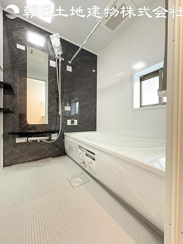 【浴室】浴室はアクセントパネルで落ち着いた印象です。窓から採光もとれていてさわやかな気持ちで入浴できます。