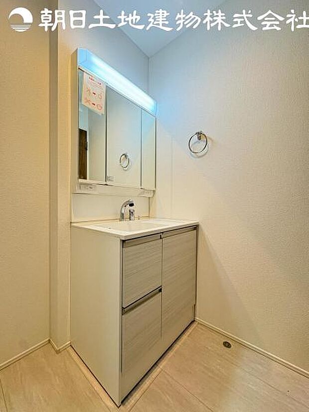 【洗面台】さわやかに気持ちよく1日が始められるように、機能性とデザイン性を両立した洗面化粧台です。