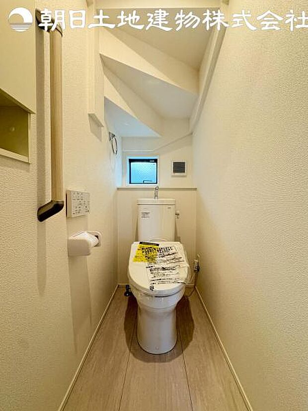 【トイレ】洗浄機能つきのお手洗いは2か所ございます。朝の忙しい時間や来客時に重宝します。