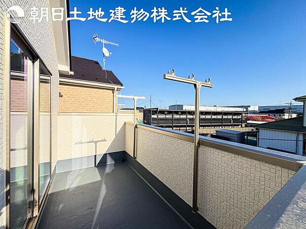 【バルコニー】人気のワイドバルコニーを採用しております。洗濯物が多いご家族でも安心ですね。