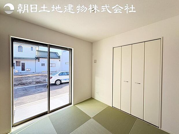 【和室】リビングの隣にはほっと寛げる和室をご用意。来客者の宿泊スペースにもいいですね。