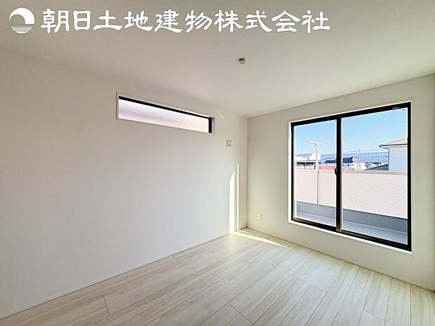 【洋室】開口部いっぱいから取り入れた柔らかな日差しとフローリングの色味が調和し快適空間を演出します。