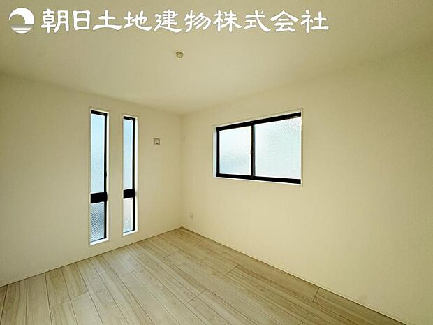 【洋室】2面より光を取り込み明るいお部屋となっております。