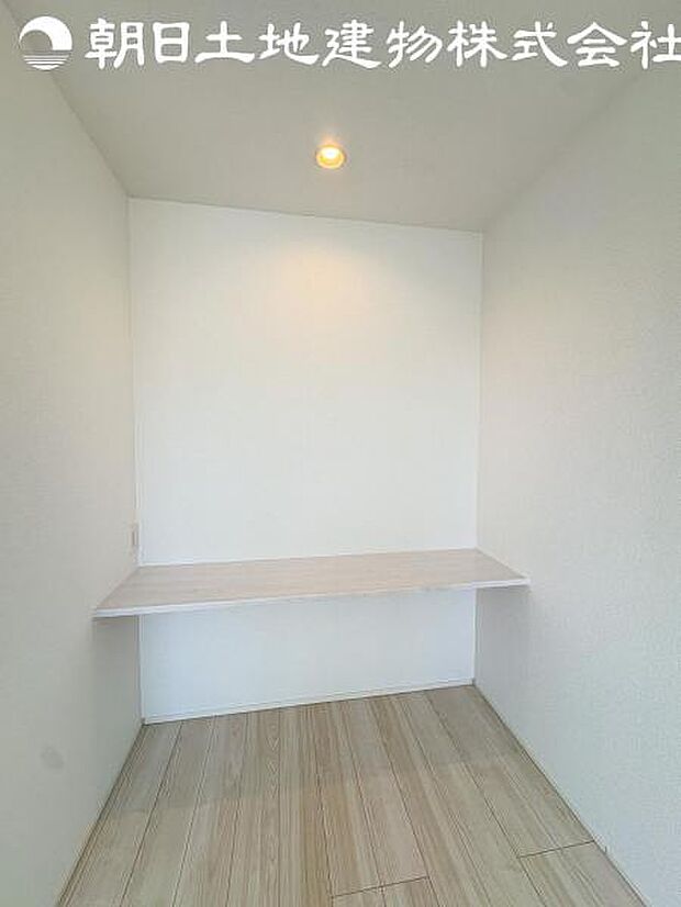 【スタディカウンター】人気のスタディーコーナー付の寝室になります。化粧コーナーなど様々な用途に活用できます。