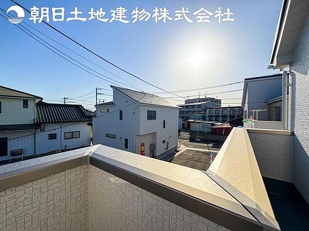 【眺望】低層住宅が建ち並ぶ美しい街並みを一望できる眺め。日当りよく、心地良い風に吹かれてホッと一息ついてください。