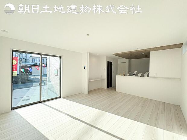 【リビング】開口部からたくさんの採光が望める快適空間となりご家族が集まりやすいリビングです。