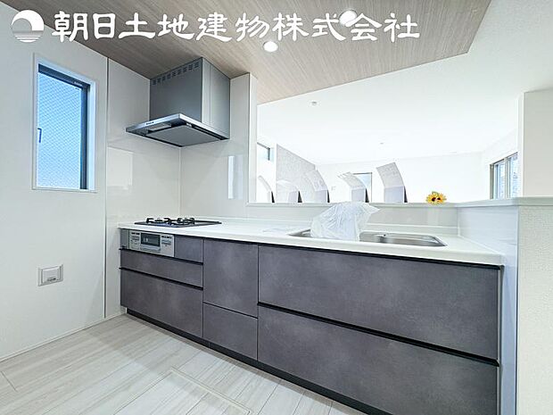 【キッチン】洗礼されたスタイリッシュなデザイン性と使いやすさを備えたキッチンです。