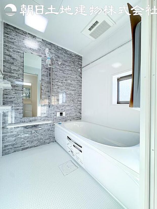 【浴室】浴室はアクセントパネルで落ち着いた印象です。窓から採光もとれていてさわやかな気持ちで入浴できます。