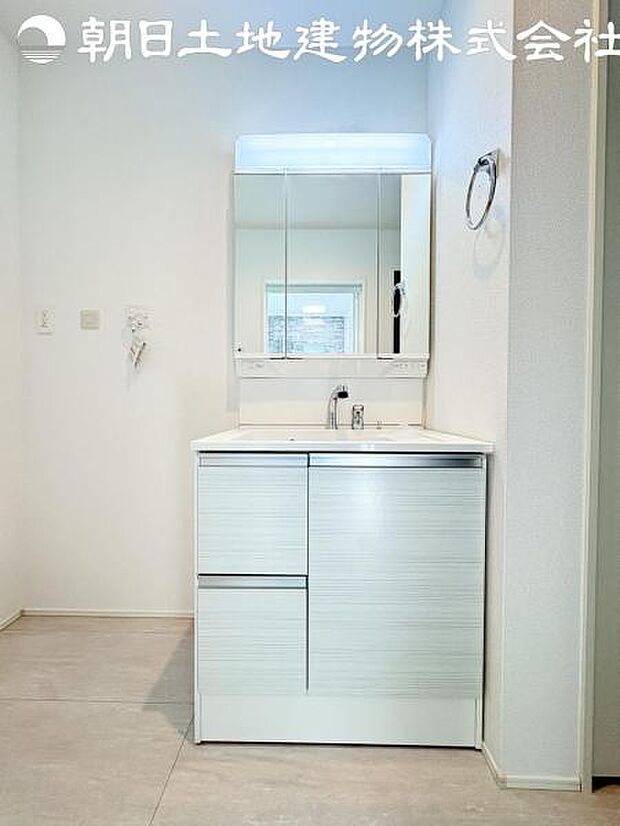 【洗面台】さわやかに気持ちよく1日が始められるように、機能性とデザイン性を両立した洗面化粧台です。