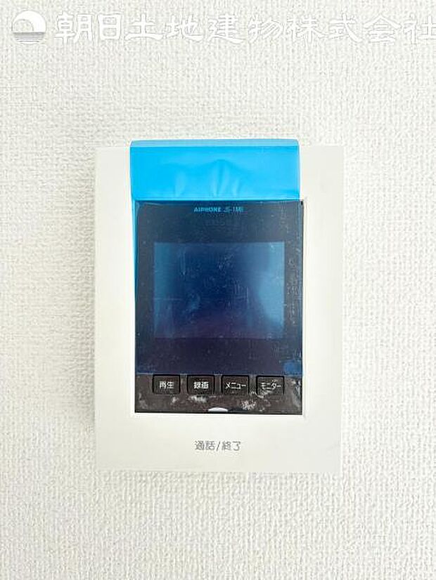 【モニター付きインターフォン】来訪者を映像で確認するシンプルな設備ながらセキュリティ効果はマル。