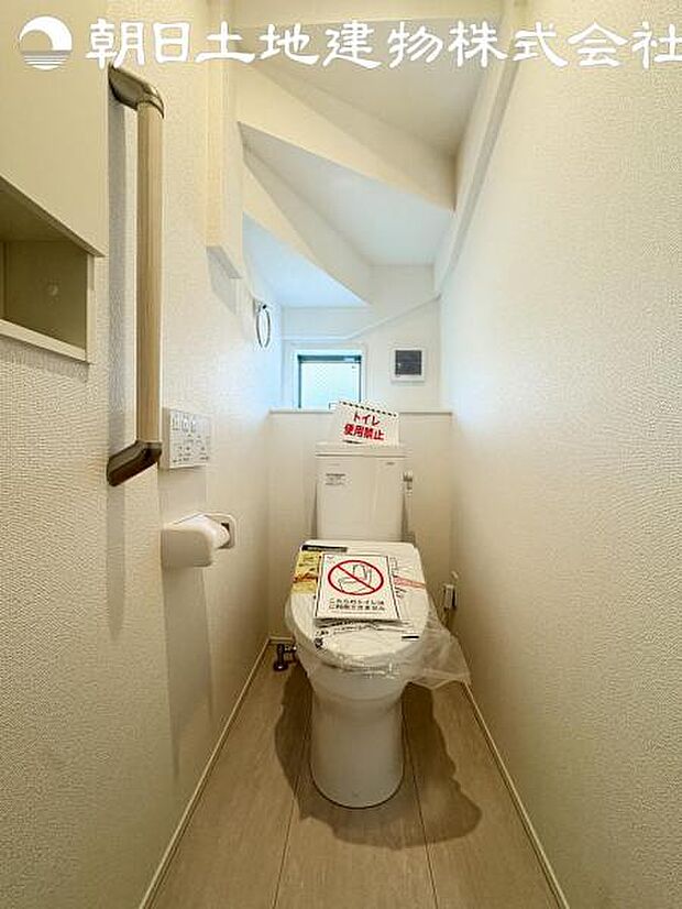 【トイレ】洗浄機能つきのお手洗いは2か所ございます。朝の忙しい時間や来客時に重宝します。