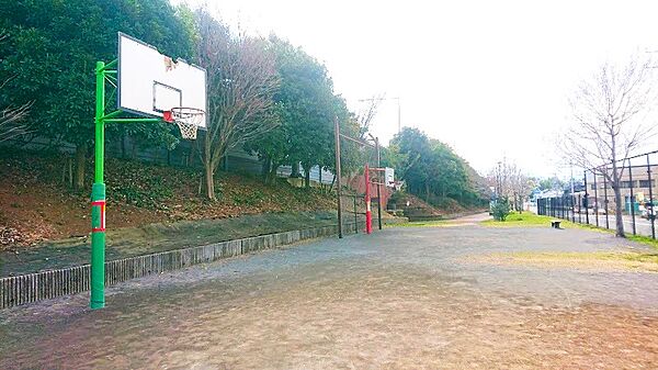 【ハイウェイパークあつぎ公園】1800ｍ　健康遊具やバスケットゴールも完備されているので、小さな子どもだけでなく中高生や大人の遊び場としても最適です。