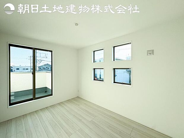 【洋室】2面より光を取り込み明るいお部屋となっております。