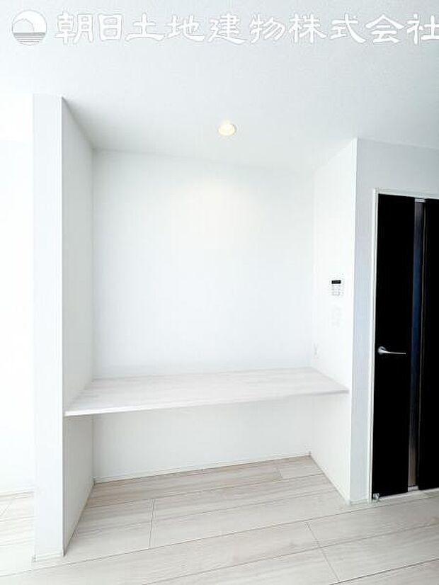 人気のスタディーコーナー付のリビングになります。様々な用途に活用できます。