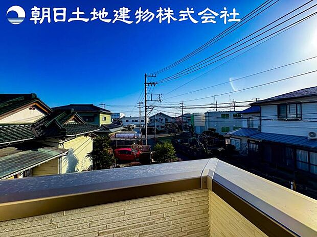【眺望】低層住宅が建ち並ぶ美しい街並みを一望できる眺め。日当りよく、心地良い風に吹かれてホッと一息ついてください。