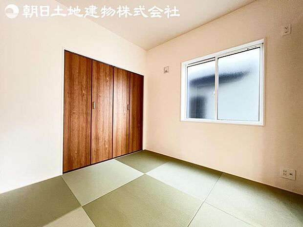 【和室】リビングの隣にはほっと寛げる和室をご用意。来客者の宿泊スペースにもいいですね。