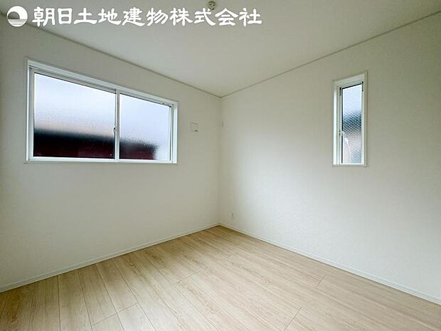 【洋室】道行く人の視線を気にせず暮らせる安心感。そして窓から見える空がさらなる解放感を演出します。