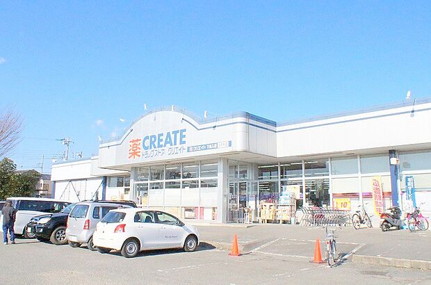【クリエイト 下川入店】1135m 駐車場も広いので車で行っても大丈夫です。薬から日用品、食品と品揃えも豊富です。