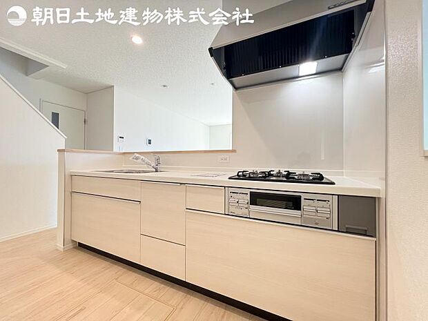 【キッチン】明るく開放感があるキッチンはリビングが見渡せる対面キッチンを採用。いつでもご家族を感じながらお料理できます。