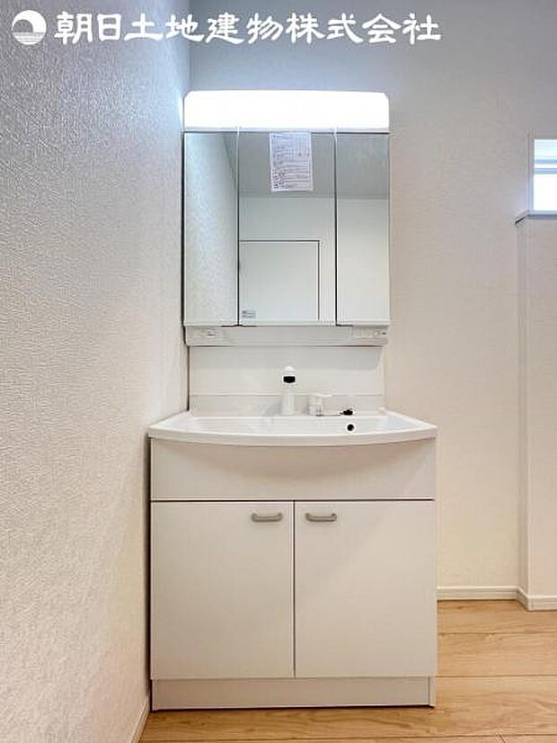 【洗面台】さわやかに気持ちよく1日が始められるように、機能性とデザイン性を両立した洗面化粧台です。