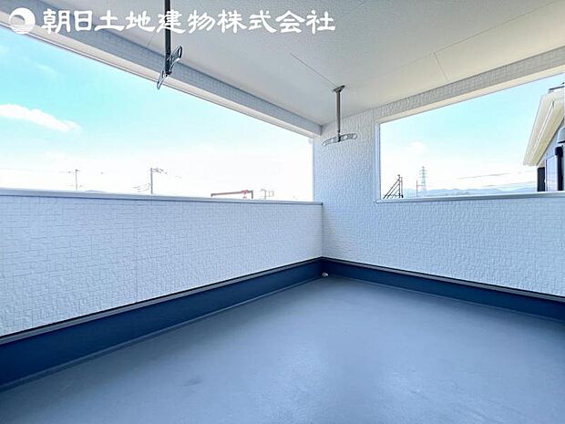 【バルコニー】日当りよく、心地良い風に吹かれてホッと一息ついてください。