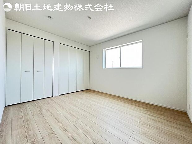 【洋室】開口部いっぱいから取り入れた柔らかな日差しとフローリングの色味が調和し快適空間を演出します。
