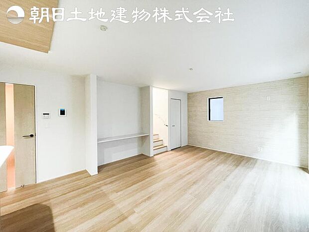 【リビング】開口部からたくさんの採光が望める快適空間となりご家族が集まりやすいリビングです。