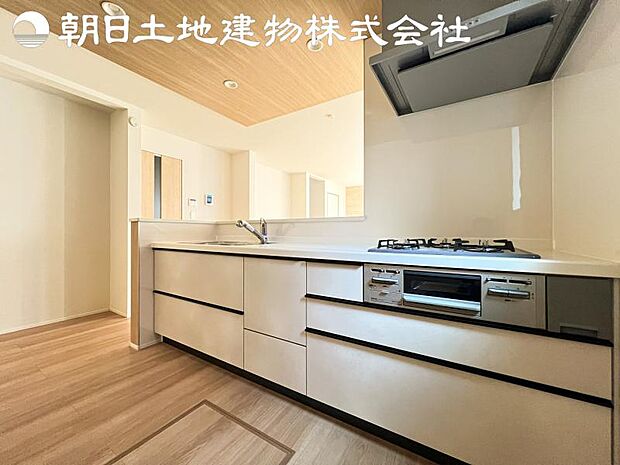 【キッチン】洗礼されたスタイリッシュなデザイン性と使いやすさを備えたキッチンです。