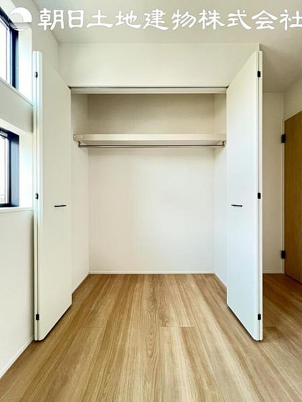 【収納】各居室についておりますので、ご家族様ごとにお洋服を片付けられます。