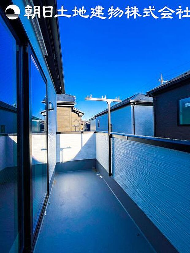 【バルコニー】人気のワイドバルコニーを採用しております。洗濯物が多いご家族でも安心ですね。