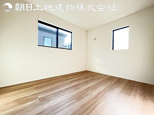 【洋室】2面より光を取り込み明るいお部屋となっております。