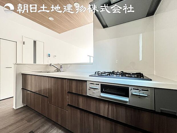 【キッチン】明るく開放感があるキッチンはリビングが見渡せる対面キッチンを採用。いつでもご家族を感じながらお料理できます。