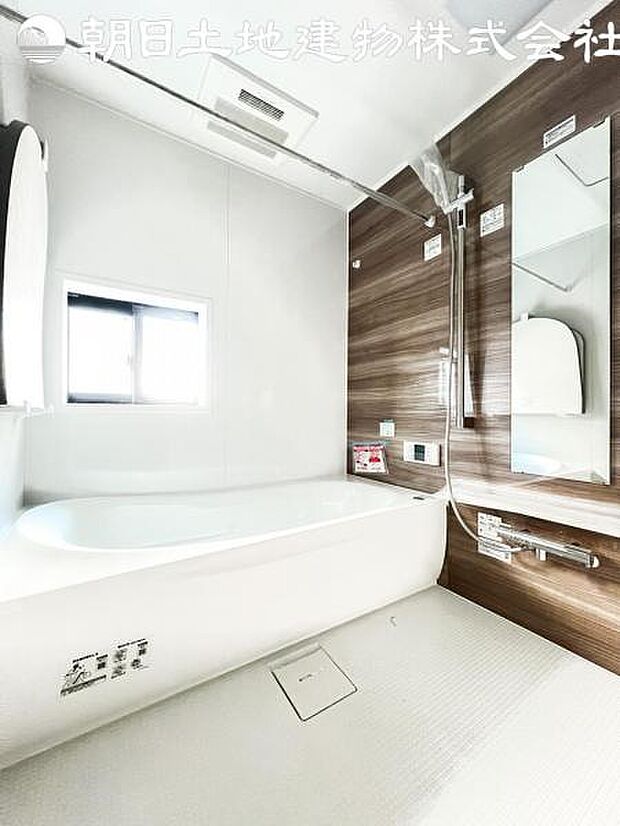 【浴室】一日の疲れを心身ともに癒してくれるリラックス空間は半身浴でゆっくりおくつろぎ頂けます。