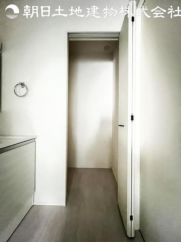 【リネン庫】着替えやタオルなどをスッキリ片付けられるリネン庫付き!