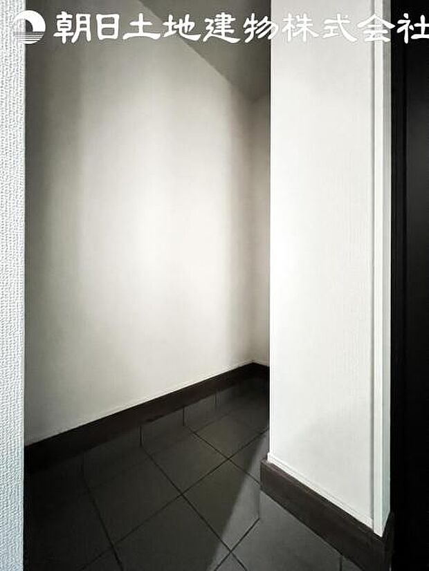 【シューズインクローゼット】シューズボックスには入りきらないブーツなどはもちろん、ベビーカーなども片付けができます。