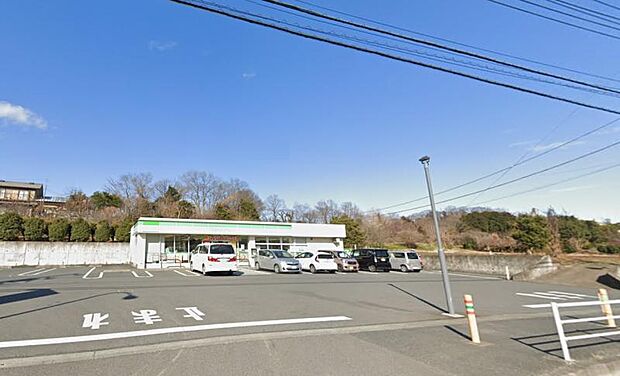 【ファミリーマート 厚木宮の里店】1201m 店員さんの対応がとても良く気持ちよく買い物ができます。駐車場が広くて便利です。