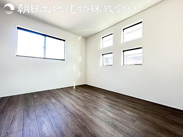 【洋室】2面より光を取り込み明るいお部屋となっております。