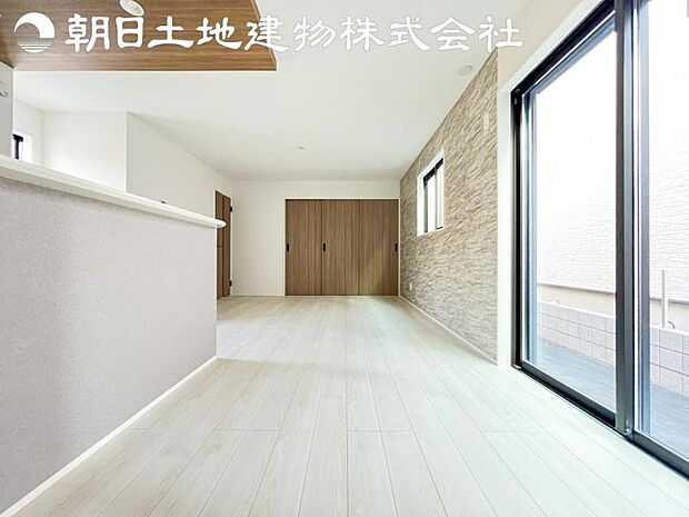 【リビング】静寂も喧騒も楽しめるご家族のお気に入りの大空間。いつまでもその場にいたくなる心地よさがご家族を繋げます。