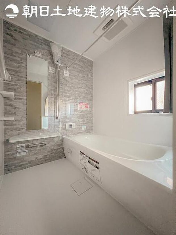 【浴室】一日の疲れを心身ともに癒してくれるリラックス空間は半身浴でゆっくりおくつろぎ頂けます。