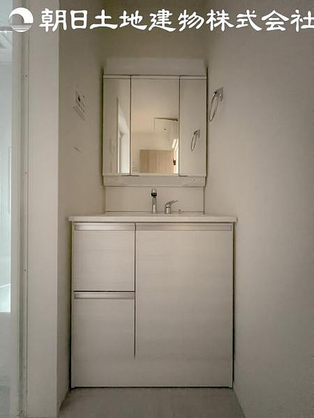 【洗面台】さわやかに気持ちよく1日が始められるように、機能性とデザイン性を両立した洗面化粧台です。