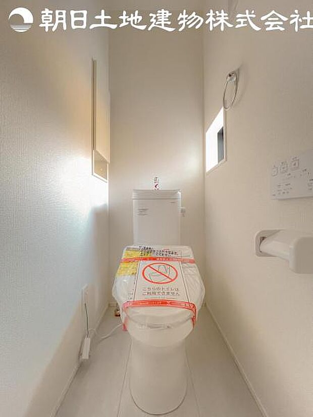 【トイレ】洗浄機能つきのお手洗いは2か所ございます。朝の忙しい時間や来客時に重宝します。