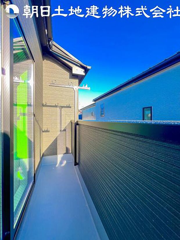 【バルコニー】人気のワイドバルコニーを採用しております。洗濯物が多いご家族でも安心ですね。