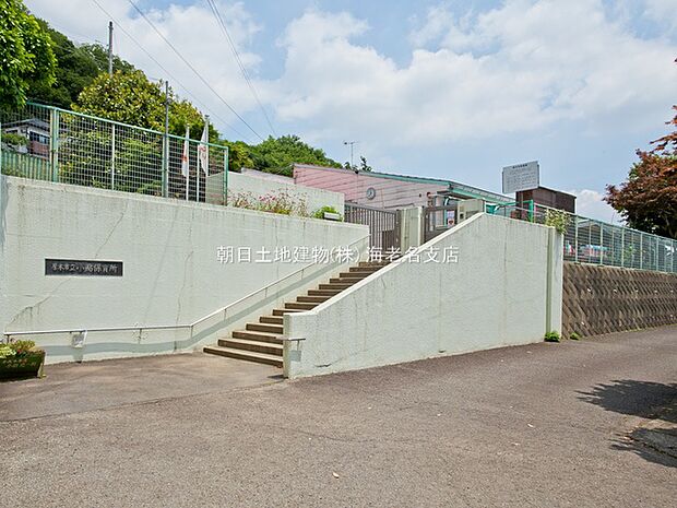 【小鮎保育所】2238m あたり一面緑で子供たちがすくすく育つ保育所です。駐車場もしっかりあるので送迎も心配ありません。