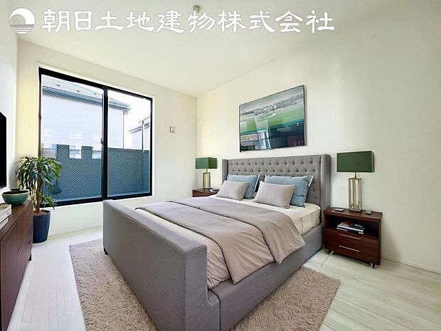 【寝室】道行く人の視線を気にせず暮らせる安心感。そして窓から見える空がさらなる解放感を演出します。